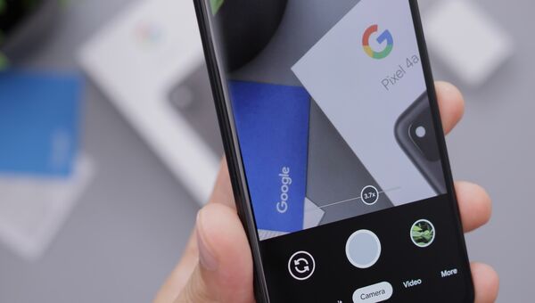 Smartphone mit geöffneter Kamera-Anwendung